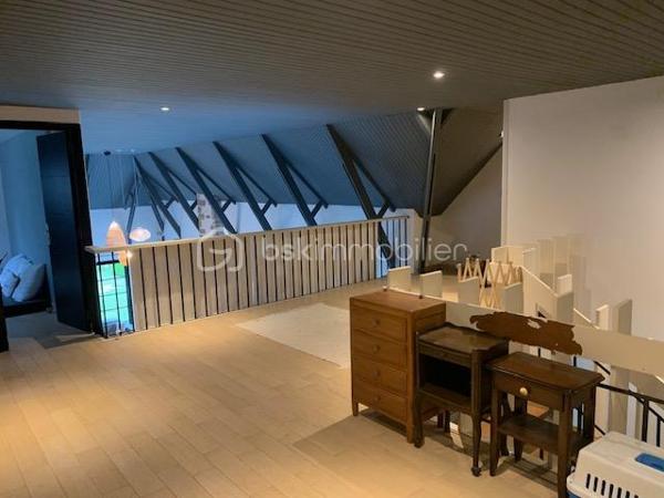 Nouvelle exclusivité à Clamecy
Découvrez cette magnifique maison contemporaine d’environ 280 m² environ, nichée au cœur d’un parc paysagé et entièrement clos de 6 500 m².
Elle se compose d’un vaste double séjour baigné de lumière, sublimé par un plafond cathédrale, ainsi que d’une cuisine entièrement équipée. L’espace nuit offre 5 chambres confortables et deux salles de bains. Chauffage centrale fioul et pompe à chaleur. Piscine 8/4 avec pompe à chaleur et volet roulant de protection.
Construction sur vide sanitaire.
Une grande mezzanine vient compléter l’ensemble, idéale pour un bureau, un espace détente ou toute autre activité selon vos envies.
Vous bénéficierez également d’une cave, d’un grenier et d’un garage.
À l’extérieur, une vaste terrasse avec piscine vous invite à profiter pleinement du calme et de la vue dégagée sur le parc, pour des moments de détente privilégiés.