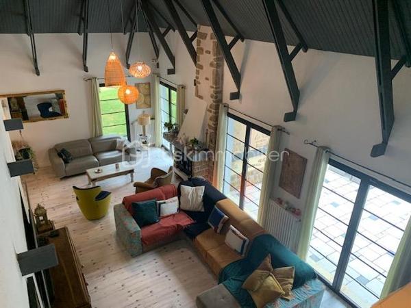 Nouvelle exclusivité à Clamecy
Découvrez cette magnifique maison contemporaine d’environ 280 m² environ, nichée au cœur d’un parc paysagé et entièrement clos de 6 500 m².
Elle se compose d’un vaste double séjour baigné de lumière, sublimé par un plafond cathédrale, ainsi que d’une cuisine entièrement équipée. L’espace nuit offre 5 chambres confortables et deux salles de bains. Chauffage centrale fioul et pompe à chaleur. Piscine 8/4 avec pompe à chaleur et volet roulant de protection.
Construction sur vide sanitaire.
Une grande mezzanine vient compléter l’ensemble, idéale pour un bureau, un espace détente ou toute autre activité selon vos envies.
Vous bénéficierez également d’une cave, d’un grenier et d’un garage.
À l’extérieur, une vaste terrasse avec piscine vous invite à profiter pleinement du calme et de la vue dégagée sur le parc, pour des moments de détente privilégiés.