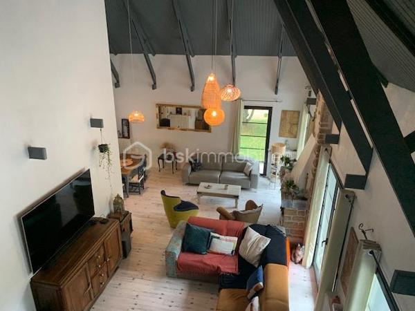Nouvelle exclusivité à Clamecy
Découvrez cette magnifique maison contemporaine d’environ 280 m² environ, nichée au cœur d’un parc paysagé et entièrement clos de 6 500 m².
Elle se compose d’un vaste double séjour baigné de lumière, sublimé par un plafond cathédrale, ainsi que d’une cuisine entièrement équipée. L’espace nuit offre 5 chambres confortables et deux salles de bains. Chauffage centrale fioul et pompe à chaleur. Piscine 8/4 avec pompe à chaleur et volet roulant de protection.
Construction sur vide sanitaire.
Une grande mezzanine vient compléter l’ensemble, idéale pour un bureau, un espace détente ou toute autre activité selon vos envies.
Vous bénéficierez également d’une cave, d’un grenier et d’un garage.
À l’extérieur, une vaste terrasse avec piscine vous invite à profiter pleinement du calme et de la vue dégagée sur le parc, pour des moments de détente privilégiés.