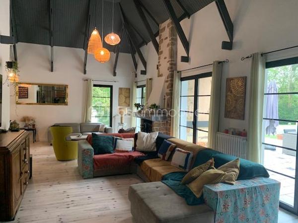 Nouvelle exclusivité à Clamecy
Découvrez cette magnifique maison contemporaine d’environ 280 m² environ, nichée au cœur d’un parc paysagé et entièrement clos de 6 500 m².
Elle se compose d’un vaste double séjour baigné de lumière, sublimé par un plafond cathédrale, ainsi que d’une cuisine entièrement équipée. L’espace nuit offre 5 chambres confortables et deux salles de bains. Chauffage centrale fioul et pompe à chaleur. Piscine 8/4 avec pompe à chaleur et volet roulant de protection.
Construction sur vide sanitaire.
Une grande mezzanine vient compléter l’ensemble, idéale pour un bureau, un espace détente ou toute autre activité selon vos envies.
Vous bénéficierez également d’une cave, d’un grenier et d’un garage.
À l’extérieur, une vaste terrasse avec piscine vous invite à profiter pleinement du calme et de la vue dégagée sur le parc, pour des moments de détente privilégiés.