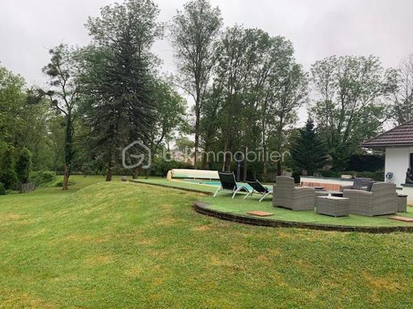 Nouvelle exclusivité à Clamecy
Découvrez cette magnifique maison contemporaine d’environ 280 m² environ, nichée au cœur d’un parc paysagé et entièrement clos de 6 500 m².
Elle se compose d’un vaste double séjour baigné de lumière, sublimé par un plafond cathédrale, ainsi que d’une cuisine entièrement équipée. L’espace nuit offre 5 chambres confortables et deux salles de bains. Chauffage centrale fioul et pompe à chaleur. Piscine 8/4 avec pompe à chaleur et volet roulant de protection.
Construction sur vide sanitaire.
Une grande mezzanine vient compléter l’ensemble, idéale pour un bureau, un espace détente ou toute autre activité selon vos envies.
Vous bénéficierez également d’une cave, d’un grenier et d’un garage.
À l’extérieur, une vaste terrasse avec piscine vous invite à profiter pleinement du calme et de la vue dégagée sur le parc, pour des moments de détente privilégiés.