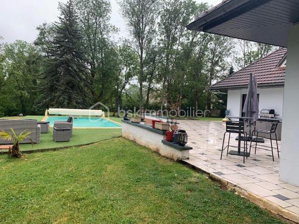 Nouvelle exclusivité à Clamecy
Découvrez cette magnifique maison contemporaine d’environ 280 m² environ, nichée au cœur d’un parc paysagé et entièrement clos de 6 500 m².
Elle se compose d’un vaste double séjour baigné de lumière, sublimé par un plafond cathédrale, ainsi que d’une cuisine entièrement équipée. L’espace nuit offre 5 chambres confortables et deux salles de bains. Chauffage centrale fioul et pompe à chaleur. Piscine 8/4 avec pompe à chaleur et volet roulant de protection.
Construction sur vide sanitaire.
Une grande mezzanine vient compléter l’ensemble, idéale pour un bureau, un espace détente ou toute autre activité selon vos envies.
Vous bénéficierez également d’une cave, d’un grenier et d’un garage.
À l’extérieur, une vaste terrasse avec piscine vous invite à profiter pleinement du calme et de la vue dégagée sur le parc, pour des moments de détente privilégiés.