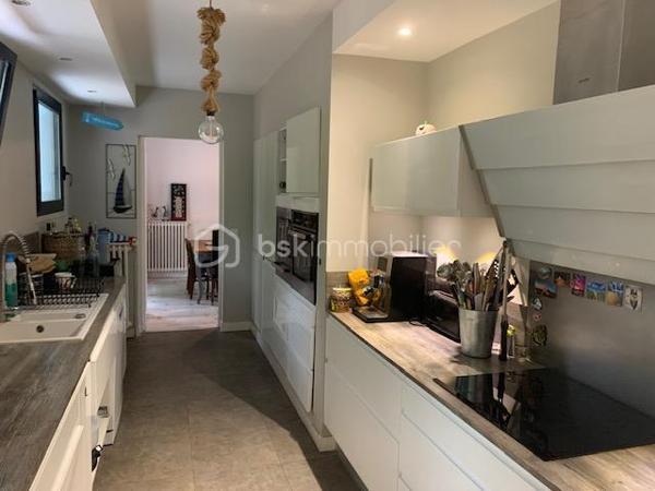 Nouvelle exclusivité à Clamecy
Découvrez cette magnifique maison contemporaine d’environ 280 m² environ, nichée au cœur d’un parc paysagé et entièrement clos de 6 500 m².
Elle se compose d’un vaste double séjour baigné de lumière, sublimé par un plafond cathédrale, ainsi que d’une cuisine entièrement équipée. L’espace nuit offre 5 chambres confortables et deux salles de bains. Chauffage centrale fioul et pompe à chaleur. Piscine 8/4 avec pompe à chaleur et volet roulant de protection.
Construction sur vide sanitaire.
Une grande mezzanine vient compléter l’ensemble, idéale pour un bureau, un espace détente ou toute autre activité selon vos envies.
Vous bénéficierez également d’une cave, d’un grenier et d’un garage.
À l’extérieur, une vaste terrasse avec piscine vous invite à profiter pleinement du calme et de la vue dégagée sur le parc, pour des moments de détente privilégiés.