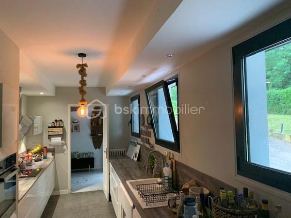 Nouvelle exclusivité à Clamecy
Découvrez cette magnifique maison contemporaine d’environ 280 m² environ, nichée au cœur d’un parc paysagé et entièrement clos de 6 500 m².
Elle se compose d’un vaste double séjour baigné de lumière, sublimé par un plafond cathédrale, ainsi que d’une cuisine entièrement équipée. L’espace nuit offre 5 chambres confortables et deux salles de bains. Chauffage centrale fioul et pompe à chaleur. Piscine 8/4 avec pompe à chaleur et volet roulant de protection.
Construction sur vide sanitaire.
Une grande mezzanine vient compléter l’ensemble, idéale pour un bureau, un espace détente ou toute autre activité selon vos envies.
Vous bénéficierez également d’une cave, d’un grenier et d’un garage.
À l’extérieur, une vaste terrasse avec piscine vous invite à profiter pleinement du calme et de la vue dégagée sur le parc, pour des moments de détente privilégiés.