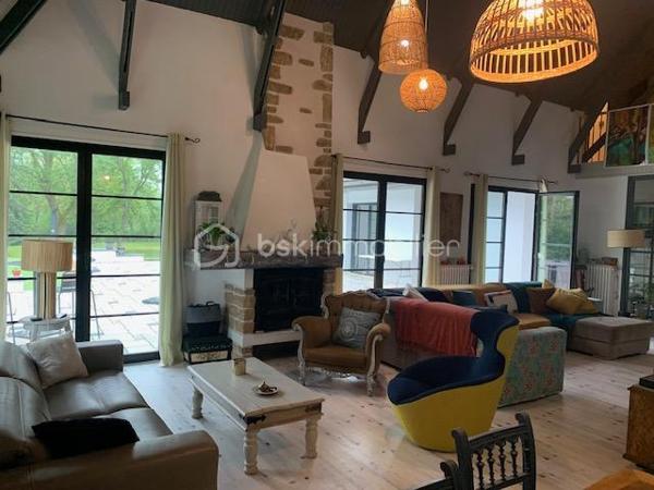 Nouvelle exclusivité à Clamecy
Découvrez cette magnifique maison contemporaine d’environ 280 m² environ, nichée au cœur d’un parc paysagé et entièrement clos de 6 500 m².
Elle se compose d’un vaste double séjour baigné de lumière, sublimé par un plafond cathédrale, ainsi que d’une cuisine entièrement équipée. L’espace nuit offre 5 chambres confortables et deux salles de bains. Chauffage centrale fioul et pompe à chaleur. Piscine 8/4 avec pompe à chaleur et volet roulant de protection.
Construction sur vide sanitaire.
Une grande mezzanine vient compléter l’ensemble, idéale pour un bureau, un espace détente ou toute autre activité selon vos envies.
Vous bénéficierez également d’une cave, d’un grenier et d’un garage.
À l’extérieur, une vaste terrasse avec piscine vous invite à profiter pleinement du calme et de la vue dégagée sur le parc, pour des moments de détente privilégiés.