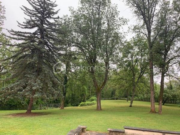 Nouvelle exclusivité à Clamecy
Découvrez cette magnifique maison contemporaine d’environ 280 m² environ, nichée au cœur d’un parc paysagé et entièrement clos de 6 500 m².
Elle se compose d’un vaste double séjour baigné de lumière, sublimé par un plafond cathédrale, ainsi que d’une cuisine entièrement équipée. L’espace nuit offre 5 chambres confortables et deux salles de bains. Chauffage centrale fioul et pompe à chaleur. Piscine 8/4 avec pompe à chaleur et volet roulant de protection.
Construction sur vide sanitaire.
Une grande mezzanine vient compléter l’ensemble, idéale pour un bureau, un espace détente ou toute autre activité selon vos envies.
Vous bénéficierez également d’une cave, d’un grenier et d’un garage.
À l’extérieur, une vaste terrasse avec piscine vous invite à profiter pleinement du calme et de la vue dégagée sur le parc, pour des moments de détente privilégiés.
