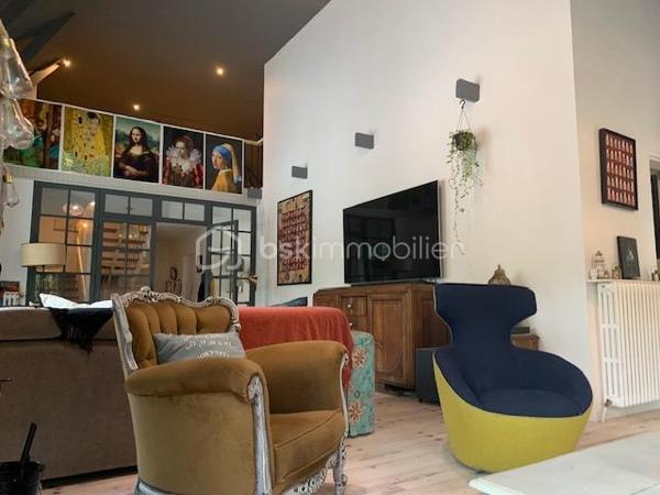 Nouvelle exclusivité à Clamecy
Découvrez cette magnifique maison contemporaine d’environ 280 m² environ, nichée au cœur d’un parc paysagé et entièrement clos de 6 500 m².
Elle se compose d’un vaste double séjour baigné de lumière, sublimé par un plafond cathédrale, ainsi que d’une cuisine entièrement équipée. L’espace nuit offre 5 chambres confortables et deux salles de bains. Chauffage centrale fioul et pompe à chaleur. Piscine 8/4 avec pompe à chaleur et volet roulant de protection.
Construction sur vide sanitaire.
Une grande mezzanine vient compléter l’ensemble, idéale pour un bureau, un espace détente ou toute autre activité selon vos envies.
Vous bénéficierez également d’une cave, d’un grenier et d’un garage.
À l’extérieur, une vaste terrasse avec piscine vous invite à profiter pleinement du calme et de la vue dégagée sur le parc, pour des moments de détente privilégiés.