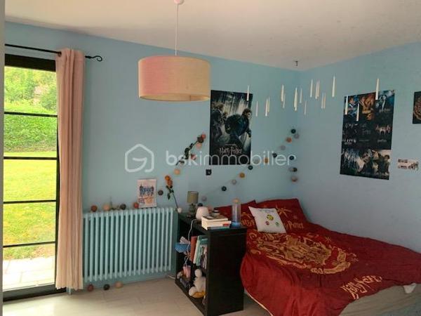 Nouvelle exclusivité à Clamecy
Découvrez cette magnifique maison contemporaine d’environ 280 m² environ, nichée au cœur d’un parc paysagé et entièrement clos de 6 500 m².
Elle se compose d’un vaste double séjour baigné de lumière, sublimé par un plafond cathédrale, ainsi que d’une cuisine entièrement équipée. L’espace nuit offre 5 chambres confortables et deux salles de bains. Chauffage centrale fioul et pompe à chaleur. Piscine 8/4 avec pompe à chaleur et volet roulant de protection.
Construction sur vide sanitaire.
Une grande mezzanine vient compléter l’ensemble, idéale pour un bureau, un espace détente ou toute autre activité selon vos envies.
Vous bénéficierez également d’une cave, d’un grenier et d’un garage.
À l’extérieur, une vaste terrasse avec piscine vous invite à profiter pleinement du calme et de la vue dégagée sur le parc, pour des moments de détente privilégiés.