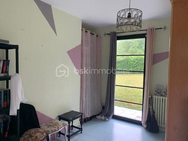 Nouvelle exclusivité à Clamecy
Découvrez cette magnifique maison contemporaine d’environ 280 m² environ, nichée au cœur d’un parc paysagé et entièrement clos de 6 500 m².
Elle se compose d’un vaste double séjour baigné de lumière, sublimé par un plafond cathédrale, ainsi que d’une cuisine entièrement équipée. L’espace nuit offre 5 chambres confortables et deux salles de bains. Chauffage centrale fioul et pompe à chaleur. Piscine 8/4 avec pompe à chaleur et volet roulant de protection.
Construction sur vide sanitaire.
Une grande mezzanine vient compléter l’ensemble, idéale pour un bureau, un espace détente ou toute autre activité selon vos envies.
Vous bénéficierez également d’une cave, d’un grenier et d’un garage.
À l’extérieur, une vaste terrasse avec piscine vous invite à profiter pleinement du calme et de la vue dégagée sur le parc, pour des moments de détente privilégiés.