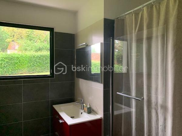 Nouvelle exclusivité à Clamecy
Découvrez cette magnifique maison contemporaine d’environ 280 m² environ, nichée au cœur d’un parc paysagé et entièrement clos de 6 500 m².
Elle se compose d’un vaste double séjour baigné de lumière, sublimé par un plafond cathédrale, ainsi que d’une cuisine entièrement équipée. L’espace nuit offre 5 chambres confortables et deux salles de bains. Chauffage centrale fioul et pompe à chaleur. Piscine 8/4 avec pompe à chaleur et volet roulant de protection.
Construction sur vide sanitaire.
Une grande mezzanine vient compléter l’ensemble, idéale pour un bureau, un espace détente ou toute autre activité selon vos envies.
Vous bénéficierez également d’une cave, d’un grenier et d’un garage.
À l’extérieur, une vaste terrasse avec piscine vous invite à profiter pleinement du calme et de la vue dégagée sur le parc, pour des moments de détente privilégiés.