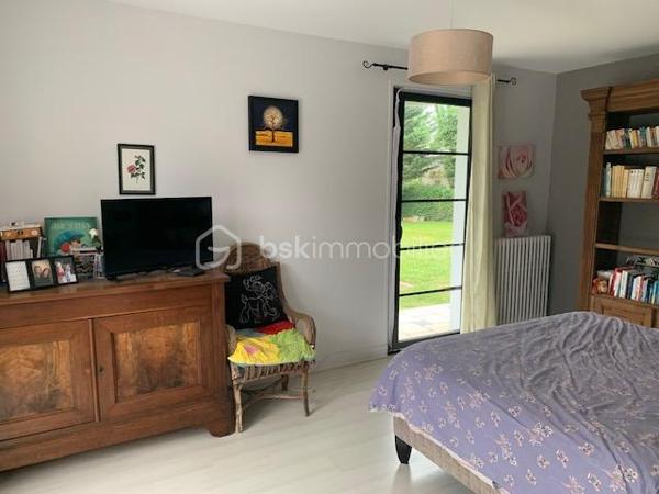 Nouvelle exclusivité à Clamecy
Découvrez cette magnifique maison contemporaine d’environ 280 m² environ, nichée au cœur d’un parc paysagé et entièrement clos de 6 500 m².
Elle se compose d’un vaste double séjour baigné de lumière, sublimé par un plafond cathédrale, ainsi que d’une cuisine entièrement équipée. L’espace nuit offre 5 chambres confortables et deux salles de bains. Chauffage centrale fioul et pompe à chaleur. Piscine 8/4 avec pompe à chaleur et volet roulant de protection.
Construction sur vide sanitaire.
Une grande mezzanine vient compléter l’ensemble, idéale pour un bureau, un espace détente ou toute autre activité selon vos envies.
Vous bénéficierez également d’une cave, d’un grenier et d’un garage.
À l’extérieur, une vaste terrasse avec piscine vous invite à profiter pleinement du calme et de la vue dégagée sur le parc, pour des moments de détente privilégiés.
