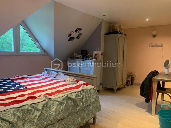 Nouvelle exclusivité à Clamecy
Découvrez cette magnifique maison contemporaine d’environ 280 m² environ, nichée au cœur d’un parc paysagé et entièrement clos de 6 500 m².
Elle se compose d’un vaste double séjour baigné de lumière, sublimé par un plafond cathédrale, ainsi que d’une cuisine entièrement équipée. L’espace nuit offre 5 chambres confortables et deux salles de bains. Chauffage centrale fioul et pompe à chaleur. Piscine 8/4 avec pompe à chaleur et volet roulant de protection.
Construction sur vide sanitaire.
Une grande mezzanine vient compléter l’ensemble, idéale pour un bureau, un espace détente ou toute autre activité selon vos envies.
Vous bénéficierez également d’une cave, d’un grenier et d’un garage.
À l’extérieur, une vaste terrasse avec piscine vous invite à profiter pleinement du calme et de la vue dégagée sur le parc, pour des moments de détente privilégiés.