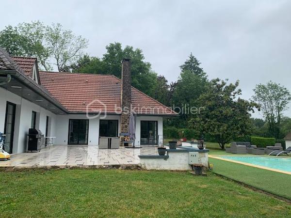 Nouvelle exclusivité à Clamecy
Découvrez cette magnifique maison contemporaine d’environ 280 m² environ, nichée au cœur d’un parc paysagé et entièrement clos de 6 500 m².
Elle se compose d’un vaste double séjour baigné de lumière, sublimé par un plafond cathédrale, ainsi que d’une cuisine entièrement équipée. L’espace nuit offre 5 chambres confortables et deux salles de bains. Chauffage centrale fioul et pompe à chaleur. Piscine 8/4 avec pompe à chaleur et volet roulant de protection.
Construction sur vide sanitaire.
Une grande mezzanine vient compléter l’ensemble, idéale pour un bureau, un espace détente ou toute autre activité selon vos envies.
Vous bénéficierez également d’une cave, d’un grenier et d’un garage.
À l’extérieur, une vaste terrasse avec piscine vous invite à profiter pleinement du calme et de la vue dégagée sur le parc, pour des moments de détente privilégiés.