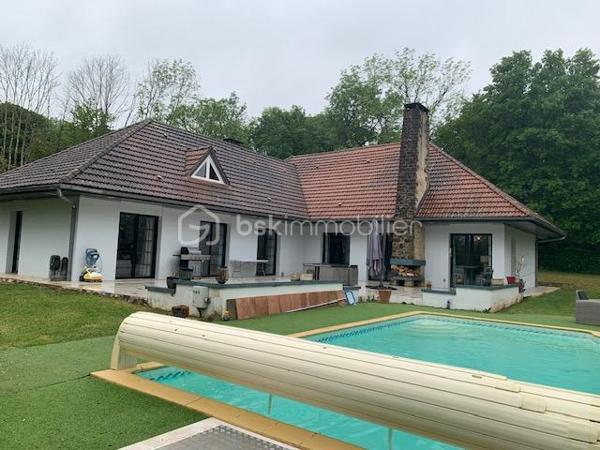 Nouvelle exclusivité à Clamecy
Découvrez cette magnifique maison contemporaine d’environ 280 m² environ, nichée au cœur d’un parc paysagé et entièrement clos de 6 500 m².
Elle se compose d’un vaste double séjour baigné de lumière, sublimé par un plafond cathédrale, ainsi que d’une cuisine entièrement équipée. L’espace nuit offre 5 chambres confortables et deux salles de bains. Chauffage centrale fioul et pompe à chaleur. Piscine 8/4 avec pompe à chaleur et volet roulant de protection.
Construction sur vide sanitaire.
Une grande mezzanine vient compléter l’ensemble, idéale pour un bureau, un espace détente ou toute autre activité selon vos envies.
Vous bénéficierez également d’une cave, d’un grenier et d’un garage.
À l’extérieur, une vaste terrasse avec piscine vous invite à profiter pleinement du calme et de la vue dégagée sur le parc, pour des moments de détente privilégiés.