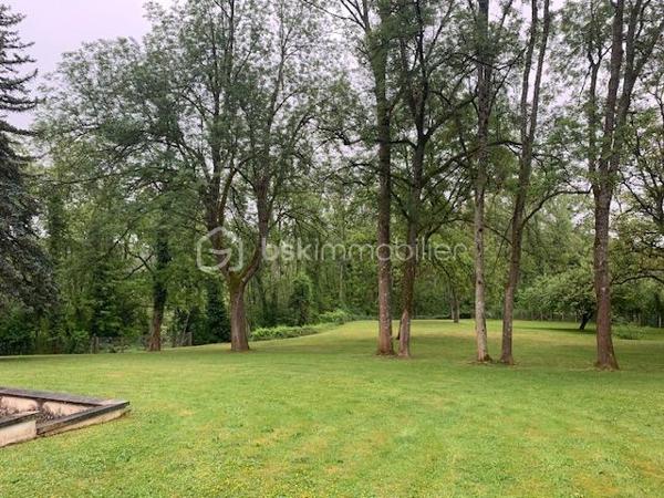 Nouvelle exclusivité à Clamecy
Découvrez cette magnifique maison contemporaine d’environ 280 m² environ, nichée au cœur d’un parc paysagé et entièrement clos de 6 500 m².
Elle se compose d’un vaste double séjour baigné de lumière, sublimé par un plafond cathédrale, ainsi que d’une cuisine entièrement équipée. L’espace nuit offre 5 chambres confortables et deux salles de bains. Chauffage centrale fioul et pompe à chaleur. Piscine 8/4 avec pompe à chaleur et volet roulant de protection.
Construction sur vide sanitaire.
Une grande mezzanine vient compléter l’ensemble, idéale pour un bureau, un espace détente ou toute autre activité selon vos envies.
Vous bénéficierez également d’une cave, d’un grenier et d’un garage.
À l’extérieur, une vaste terrasse avec piscine vous invite à profiter pleinement du calme et de la vue dégagée sur le parc, pour des moments de détente privilégiés.