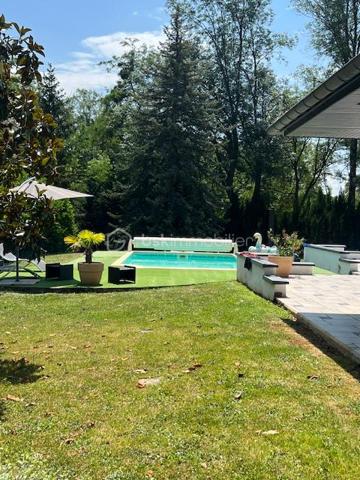 Nouvelle exclusivité à Clamecy
Découvrez cette magnifique maison contemporaine d’environ 280 m² environ, nichée au cœur d’un parc paysagé et entièrement clos de 6 500 m².
Elle se compose d’un vaste double séjour baigné de lumière, sublimé par un plafond cathédrale, ainsi que d’une cuisine entièrement équipée. L’espace nuit offre 5 chambres confortables et deux salles de bains. Chauffage centrale fioul et pompe à chaleur. Piscine 8/4 avec pompe à chaleur et volet roulant de protection.
Construction sur vide sanitaire.
Une grande mezzanine vient compléter l’ensemble, idéale pour un bureau, un espace détente ou toute autre activité selon vos envies.
Vous bénéficierez également d’une cave, d’un grenier et d’un garage.
À l’extérieur, une vaste terrasse avec piscine vous invite à profiter pleinement du calme et de la vue dégagée sur le parc, pour des moments de détente privilégiés.