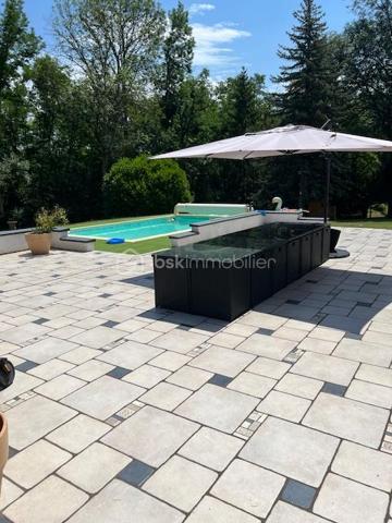 Nouvelle exclusivité à Clamecy
Découvrez cette magnifique maison contemporaine d’environ 280 m² environ, nichée au cœur d’un parc paysagé et entièrement clos de 6 500 m².
Elle se compose d’un vaste double séjour baigné de lumière, sublimé par un plafond cathédrale, ainsi que d’une cuisine entièrement équipée. L’espace nuit offre 5 chambres confortables et deux salles de bains. Chauffage centrale fioul et pompe à chaleur. Piscine 8/4 avec pompe à chaleur et volet roulant de protection.
Construction sur vide sanitaire.
Une grande mezzanine vient compléter l’ensemble, idéale pour un bureau, un espace détente ou toute autre activité selon vos envies.
Vous bénéficierez également d’une cave, d’un grenier et d’un garage.
À l’extérieur, une vaste terrasse avec piscine vous invite à profiter pleinement du calme et de la vue dégagée sur le parc, pour des moments de détente privilégiés.