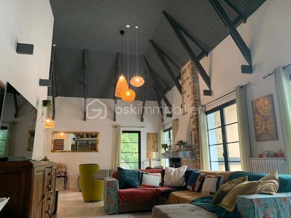 Nouvelle exclusivité à Clamecy
Découvrez cette magnifique maison contemporaine d’environ 280 m² environ, nichée au cœur d’un parc paysagé et entièrement clos de 6 500 m².
Elle se compose d’un vaste double séjour baigné de lumière, sublimé par un plafond cathédrale, ainsi que d’une cuisine entièrement équipée. L’espace nuit offre 5 chambres confortables et deux salles de bains. Chauffage centrale fioul et pompe à chaleur. Piscine 8/4 avec pompe à chaleur et volet roulant de protection.
Construction sur vide sanitaire.
Une grande mezzanine vient compléter l’ensemble, idéale pour un bureau, un espace détente ou toute autre activité selon vos envies.
Vous bénéficierez également d’une cave, d’un grenier et d’un garage.
À l’extérieur, une vaste terrasse avec piscine vous invite à profiter pleinement du calme et de la vue dégagée sur le parc, pour des moments de détente privilégiés.