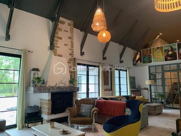 Nouvelle exclusivité à Clamecy
Découvrez cette magnifique maison contemporaine d’environ 280 m² environ, nichée au cœur d’un parc paysagé et entièrement clos de 6 500 m².
Elle se compose d’un vaste double séjour baigné de lumière, sublimé par un plafond cathédrale, ainsi que d’une cuisine entièrement équipée. L’espace nuit offre 5 chambres confortables et deux salles de bains. Chauffage centrale fioul et pompe à chaleur. Piscine 8/4 avec pompe à chaleur et volet roulant de protection.
Construction sur vide sanitaire.
Une grande mezzanine vient compléter l’ensemble, idéale pour un bureau, un espace détente ou toute autre activité selon vos envies.
Vous bénéficierez également d’une cave, d’un grenier et d’un garage.
À l’extérieur, une vaste terrasse avec piscine vous invite à profiter pleinement du calme et de la vue dégagée sur le parc, pour des moments de détente privilégiés.