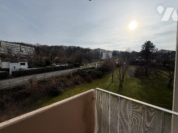 BESANCON - RUE MIRABEAU 

Dans copropriété donnant sur Parc