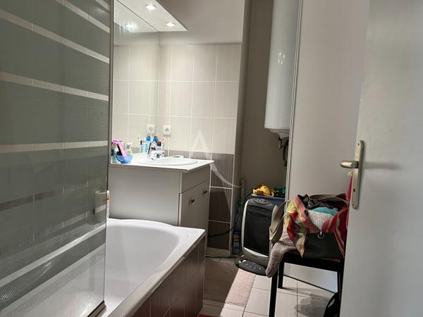 Appartement proche centre ville avec ses deux chambres.