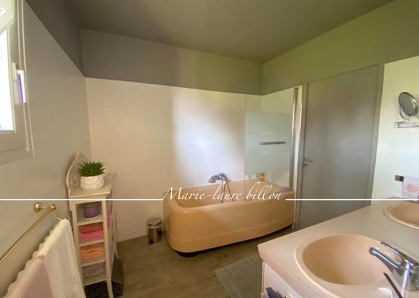 Maison à vendre 6 pièces NOTRE DAME DE RIEZ (85), 200 m2 habitable, 4960 m2 de terrain, piscine et annexes