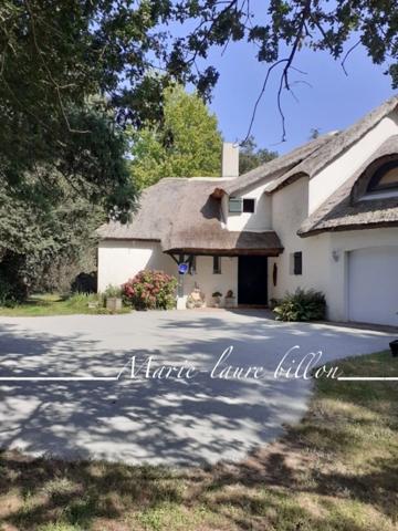 Maison à vendre 6 pièces NOTRE DAME DE RIEZ (85), 200 m2 habitable, 4960 m2 de terrain, piscine et annexes