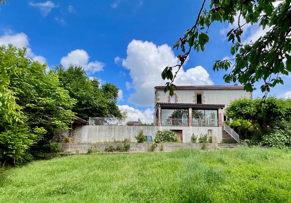 À Monclar, découvrez cette belle maison de maître en pierre de179 m² datant des années 1820, sur un terrain d'environ 900 m², avec une vue dégagée et exceptionnelle sur la campagne environnante. Le rez-de-chaussée se compose d'une spacieuse véranda d'en , Monclar