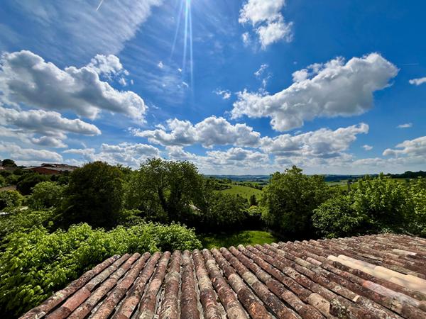 À Monclar, découvrez cette belle maison de maître en pierre de179 m² datant des années 1820, sur un terrain d'environ 900 m², avec une vue dégagée et exceptionnelle sur la campagne environnante. Le rez-de-chaussée se compose d'une spacieuse véranda d'en , Monclar