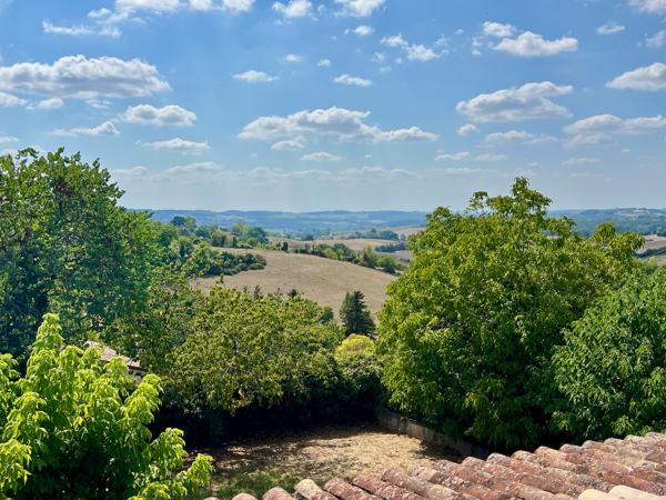 À Monclar, découvrez cette belle maison de maître en pierre de179 m² datant des années 1820, sur un terrain d'environ 900 m², avec une vue dégagée et exceptionnelle sur la campagne environnante. Le rez-de-chaussée se compose d'une spacieuse véranda d'en , Monclar
