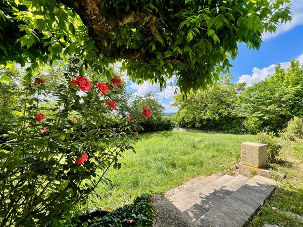 À Monclar, découvrez cette belle maison de maître en pierre de179 m² datant des années 1820, sur un terrain d'environ 900 m², avec une vue dégagée et exceptionnelle sur la campagne environnante. Le rez-de-chaussée se compose d'une spacieuse véranda d'en , Monclar
