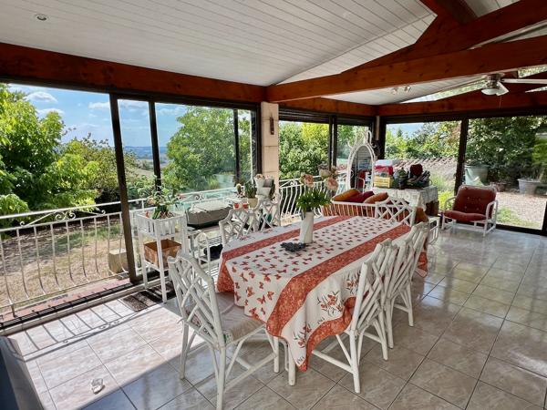 À Monclar, découvrez cette belle maison de maître en pierre de179 m² datant des années 1820, sur un terrain d'environ 900 m², avec une vue dégagée et exceptionnelle sur la campagne environnante. Le rez-de-chaussée se compose d'une spacieuse véranda d'en , Monclar