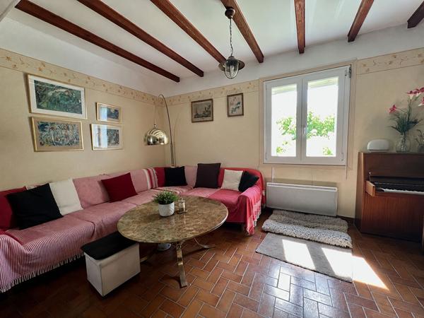 À Monclar, découvrez cette belle maison de maître en pierre de179 m² datant des années 1820, sur un terrain d'environ 900 m², avec une vue dégagée et exceptionnelle sur la campagne environnante. Le rez-de-chaussée se compose d'une spacieuse véranda d'en , Monclar