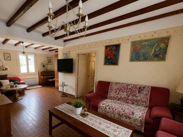 À Monclar, découvrez cette belle maison de maître en pierre de179 m² datant des années 1820, sur un terrain d'environ 900 m², avec une vue dégagée et exceptionnelle sur la campagne environnante. Le rez-de-chaussée se compose d'une spacieuse véranda d'en , Monclar