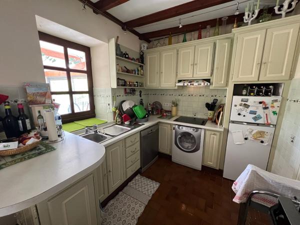 À Monclar, découvrez cette belle maison de maître en pierre de179 m² datant des années 1820, sur un terrain d'environ 900 m², avec une vue dégagée et exceptionnelle sur la campagne environnante. Le rez-de-chaussée se compose d'une spacieuse véranda d'en , Monclar