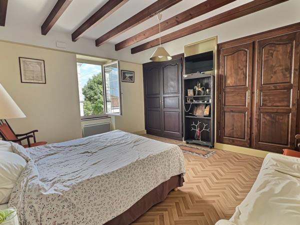 À Monclar, découvrez cette belle maison de maître en pierre de179 m² datant des années 1820, sur un terrain d'environ 900 m², avec une vue dégagée et exceptionnelle sur la campagne environnante. Le rez-de-chaussée se compose d'une spacieuse véranda d'en , Monclar