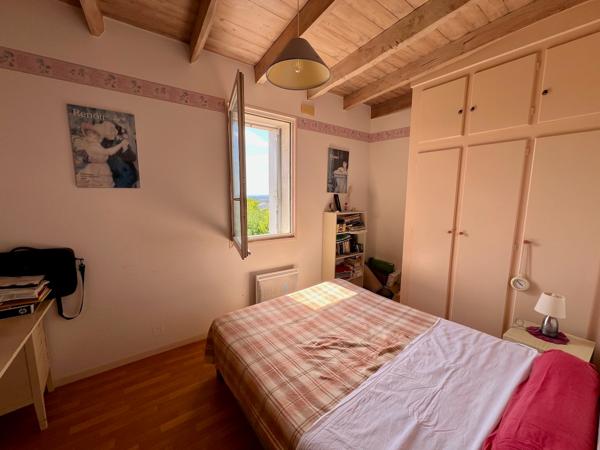 À Monclar, découvrez cette belle maison de maître en pierre de179 m² datant des années 1820, sur un terrain d'environ 900 m², avec une vue dégagée et exceptionnelle sur la campagne environnante. Le rez-de-chaussée se compose d'une spacieuse véranda d'en , Monclar