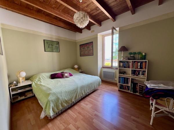 À Monclar, découvrez cette belle maison de maître en pierre de179 m² datant des années 1820, sur un terrain d'environ 900 m², avec une vue dégagée et exceptionnelle sur la campagne environnante. Le rez-de-chaussée se compose d'une spacieuse véranda d'en , Monclar