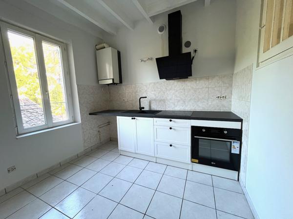 Dans le village de Castelmoron sur Lot, proche de toutes commodités, maison de ville de type T3, de 87,20 m2. Vous apprécierez cette maison pour la taille de ses pièces. Cette maison comprend une grande pièce de vie de 26,25 m2, une cuisine indépendante , Castelmoron sur lot