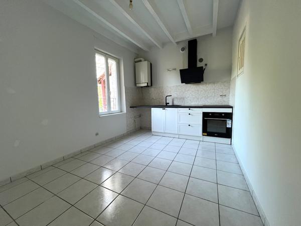 Dans le village de Castelmoron sur Lot, proche de toutes commodités, maison de ville de type T3, de 87,20 m2. Vous apprécierez cette maison pour la taille de ses pièces. Cette maison comprend une grande pièce de vie de 26,25 m2, une cuisine indépendante , Castelmoron sur lot