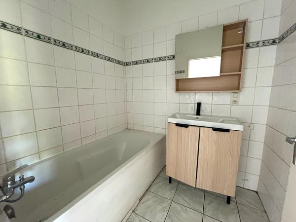 Dans le village de Castelmoron sur Lot, proche de toutes commodités, maison de ville de type T3, de 87,20 m2. Vous apprécierez cette maison pour la taille de ses pièces. Cette maison comprend une grande pièce de vie de 26,25 m2, une cuisine indépendante , Castelmoron sur lot