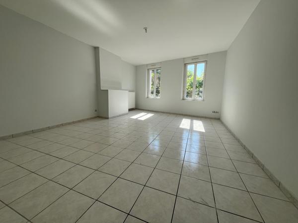 Dans le village de Castelmoron sur Lot, proche de toutes commodités, maison de ville de type T3, de 87,20 m2. Vous apprécierez cette maison pour la taille de ses pièces. Cette maison comprend une grande pièce de vie de 26,25 m2, une cuisine indépendante , Castelmoron sur lot