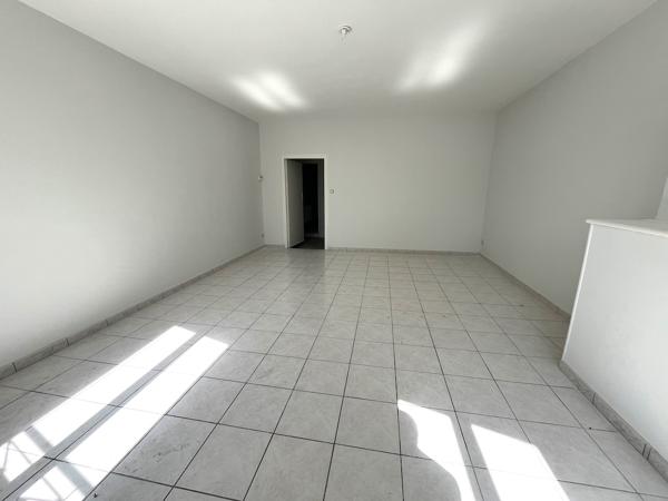 Dans le village de Castelmoron sur Lot, proche de toutes commodités, maison de ville de type T3, de 87,20 m2. Vous apprécierez cette maison pour la taille de ses pièces. Cette maison comprend une grande pièce de vie de 26,25 m2, une cuisine indépendante , Castelmoron sur lot
