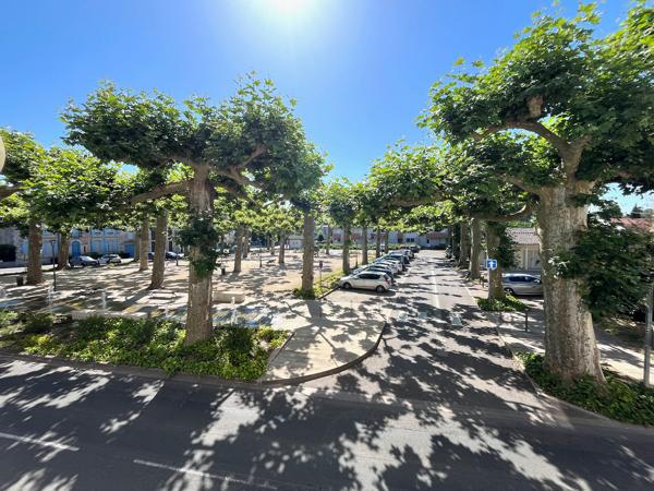 Dans le village de Castelmoron sur Lot, proche de toutes commodités, maison de ville de type T3, de 87,20 m2. Vous apprécierez cette maison pour la taille de ses pièces. Cette maison comprend une grande pièce de vie de 26,25 m2, une cuisine indépendante , Castelmoron sur lot
