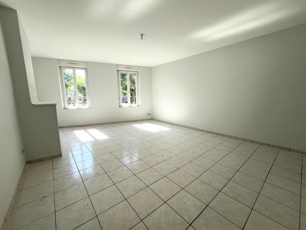 Dans le village de Castelmoron sur Lot, proche de toutes commodités, maison de ville de type T3, de 87,20 m2. Vous apprécierez cette maison pour la taille de ses pièces. Cette maison comprend une grande pièce de vie de 26,25 m2, une cuisine indépendante , Castelmoron sur lot