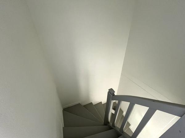 Dans le village de Castelmoron sur Lot, proche de toutes commodités, maison de ville de type T3, de 87,20 m2. Vous apprécierez cette maison pour la taille de ses pièces. Cette maison comprend une grande pièce de vie de 26,25 m2, une cuisine indépendante , Castelmoron sur lot