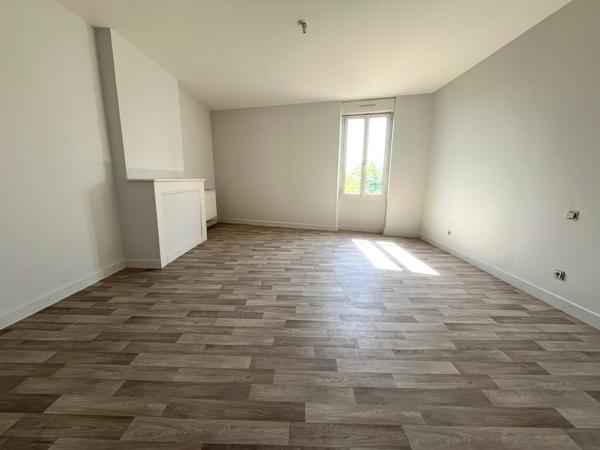 Dans le village de Castelmoron sur Lot, proche de toutes commodités, maison de ville de type T3, de 87,20 m2. Vous apprécierez cette maison pour la taille de ses pièces. Cette maison comprend une grande pièce de vie de 26,25 m2, une cuisine indépendante , Castelmoron sur lot