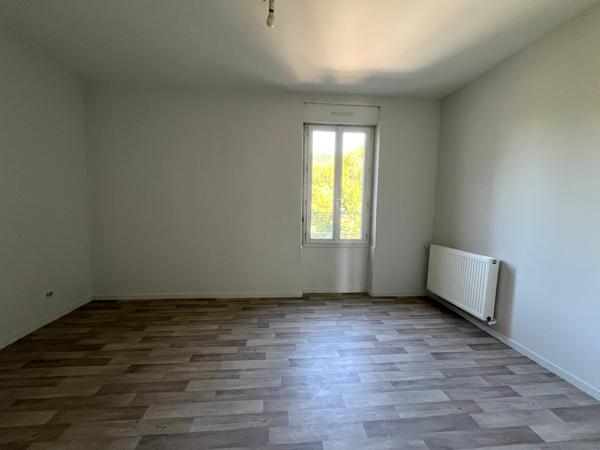 Dans le village de Castelmoron sur Lot, proche de toutes commodités, maison de ville de type T3, de 87,20 m2. Vous apprécierez cette maison pour la taille de ses pièces. Cette maison comprend une grande pièce de vie de 26,25 m2, une cuisine indépendante , Castelmoron sur lot