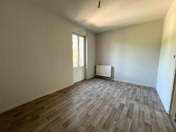 Dans le village de Castelmoron sur Lot, proche de toutes commodités, maison de ville de type T3, de 87,20 m2. Vous apprécierez cette maison pour la taille de ses pièces. Cette maison comprend une grande pièce de vie de 26,25 m2, une cuisine indépendante , Castelmoron sur lot