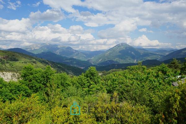 Castellane  Maison de 95 m² sur un terrain de 1800 m², à 10 minutes du centre du village, avec vue panoramique